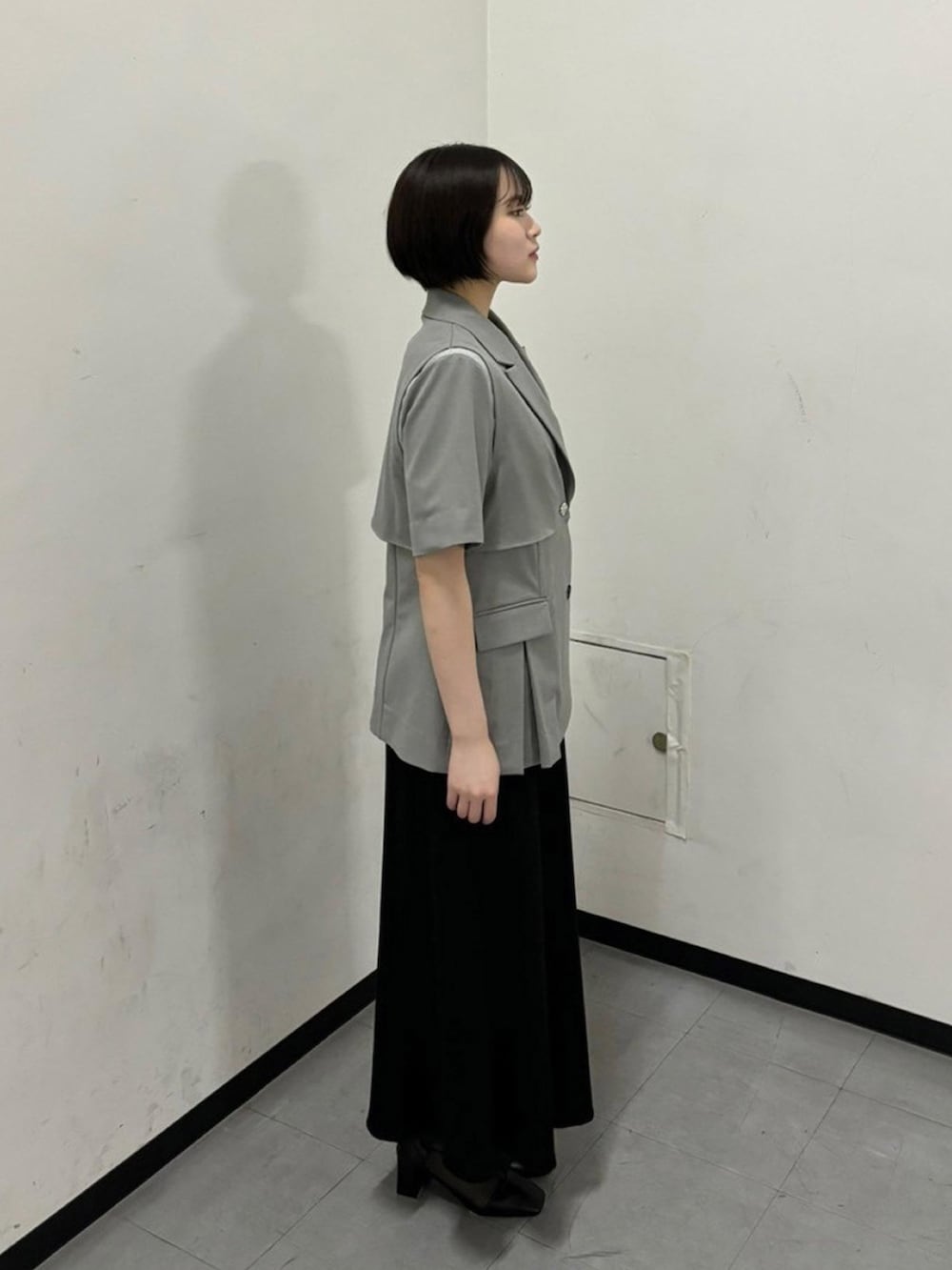 「UNITED TOKYOのハーフスリーブレイヤードジャケット（テーラードジャケット、グレー系）」を使った、UNITED TOKYO STAFFさん（レディース・162cm）の春コーディネートの4枚目の写真