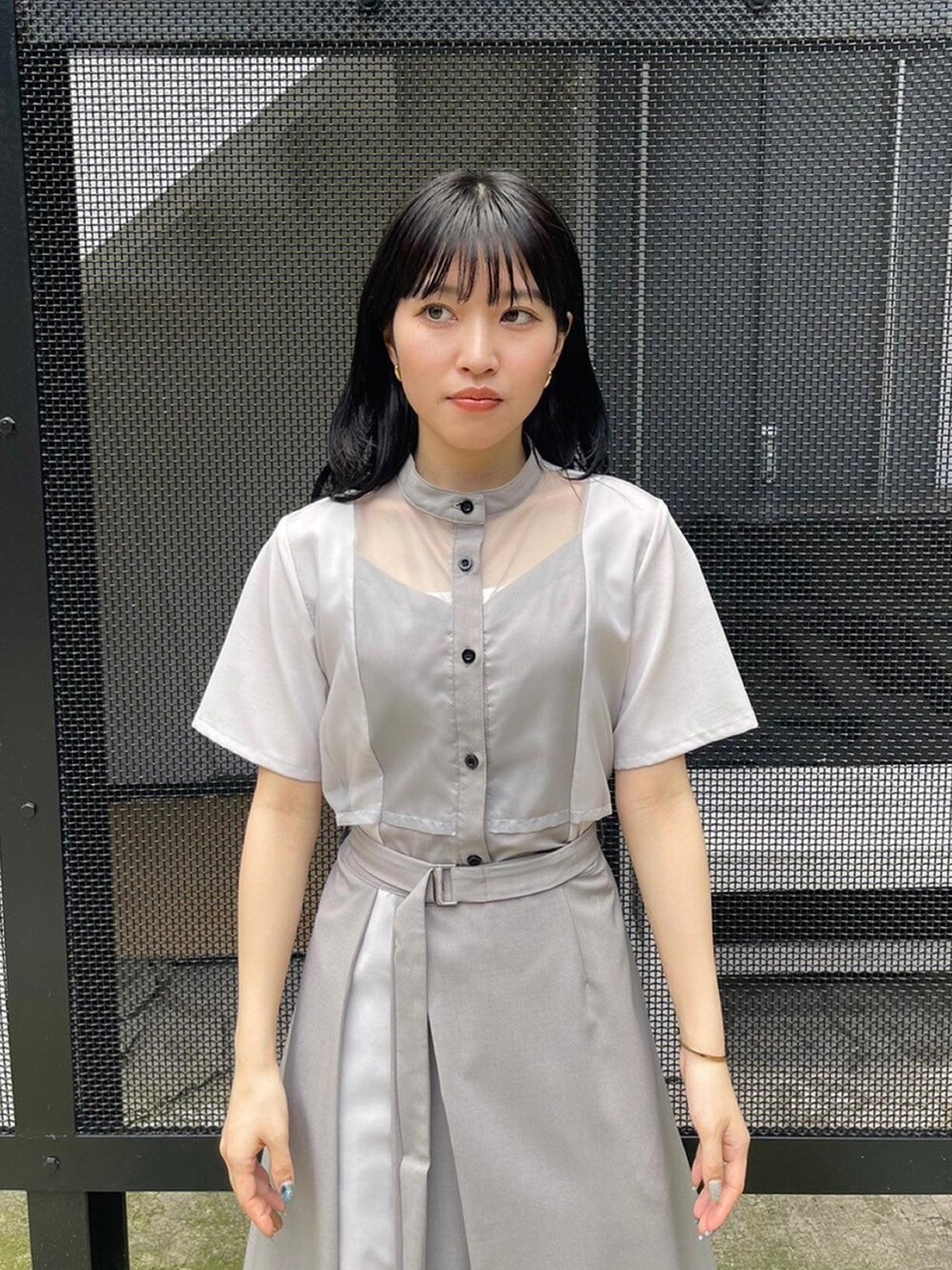 ホワイト系のシャツワンピースを着用したレディースの春コーディネートの4枚目の写真