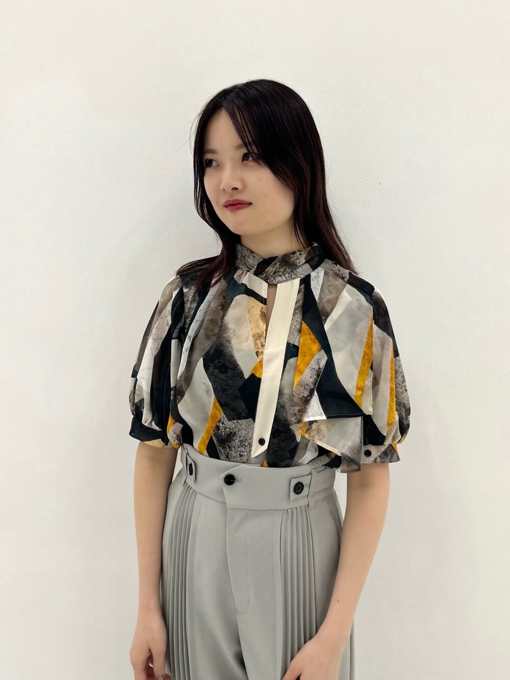 イエロー系のシャツ/ブラウス、グレー系のその他パンツを着用したレディースの春コーディネートの5枚目の写真