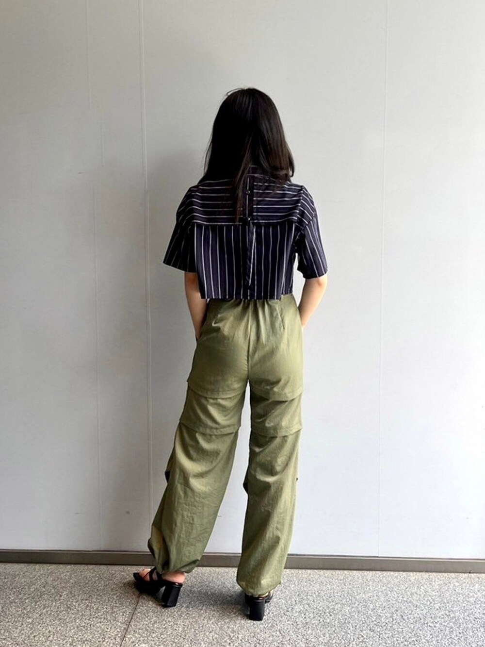 ブルー系のシャツ/ブラウス、グリーン系のカーゴパンツを着用したレディースの春コーディネートの3枚目の写真