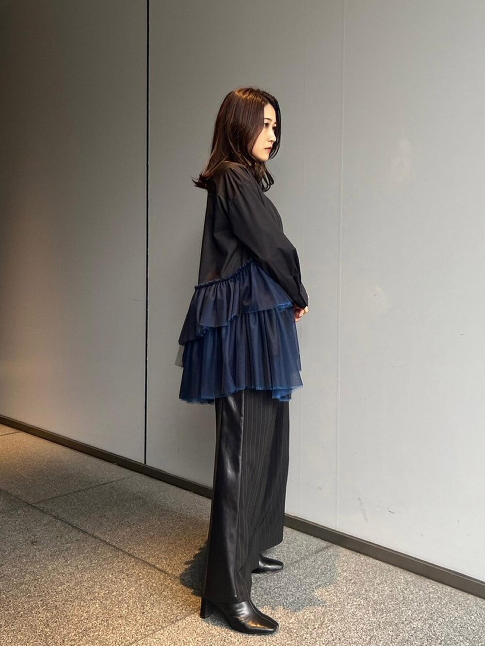 ブラック系のシャツ/ブラウス、ブラック系のその他パンツを着用したレディースの秋コーディネートの2枚目の写真