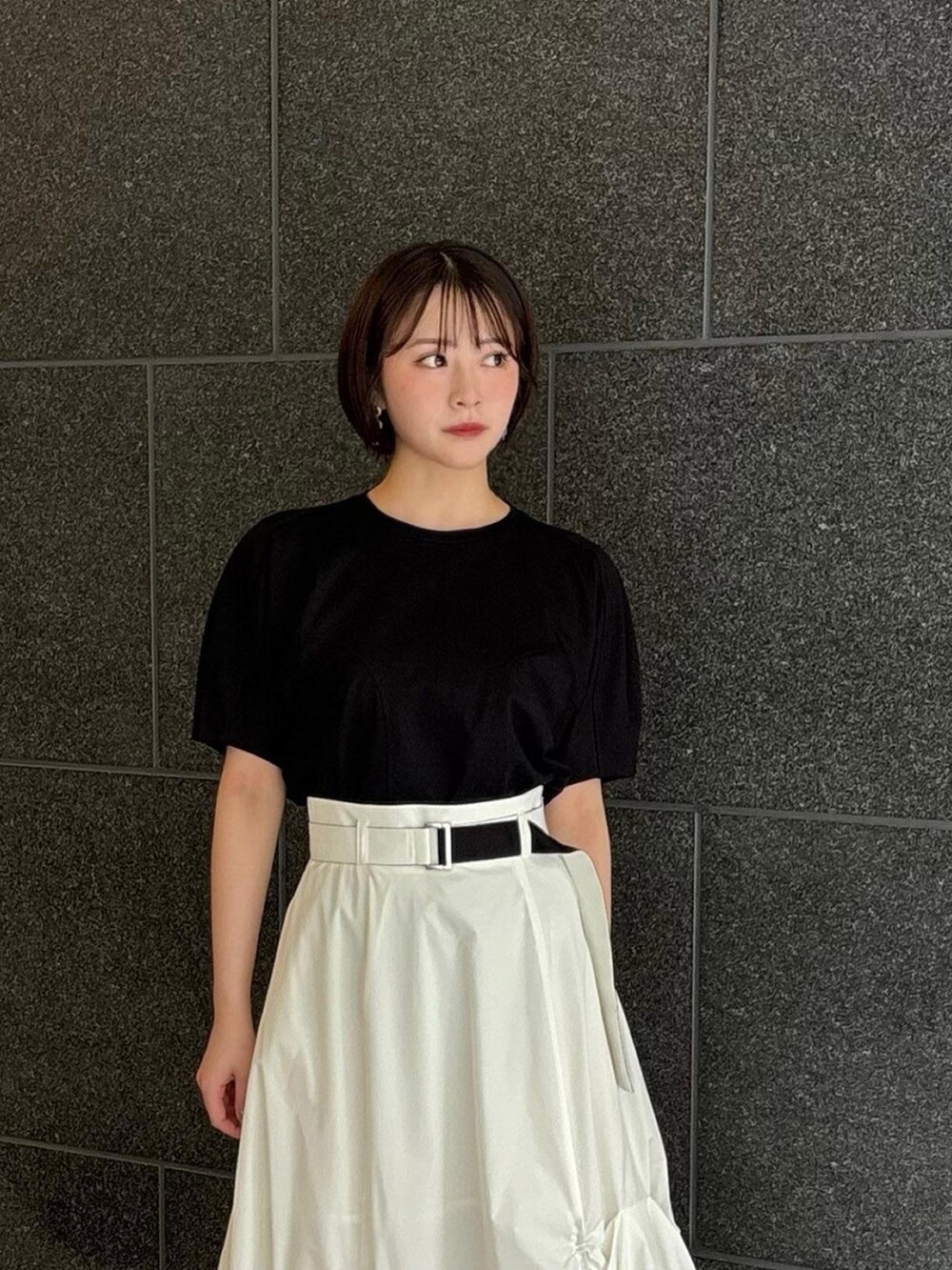 ブラック系のTシャツ/カットソー、ホワイト系のスカートを着用したレディースの夏コーディネートの3枚目の写真