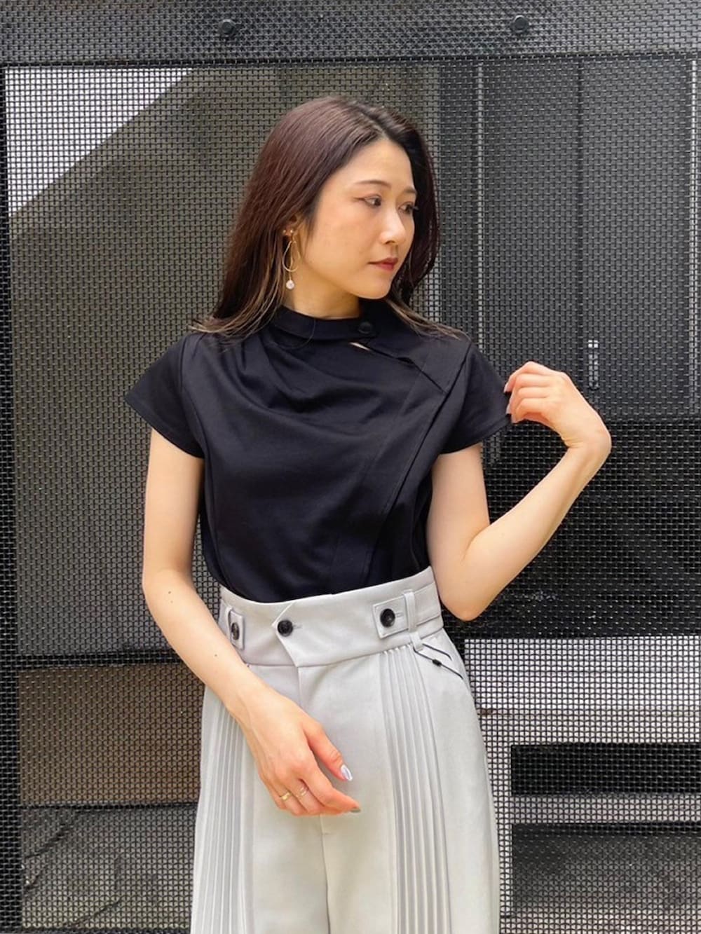 ブラック系のTシャツ/カットソー、グレー系のその他パンツを着用したレディースの春コーディネートの5枚目の写真