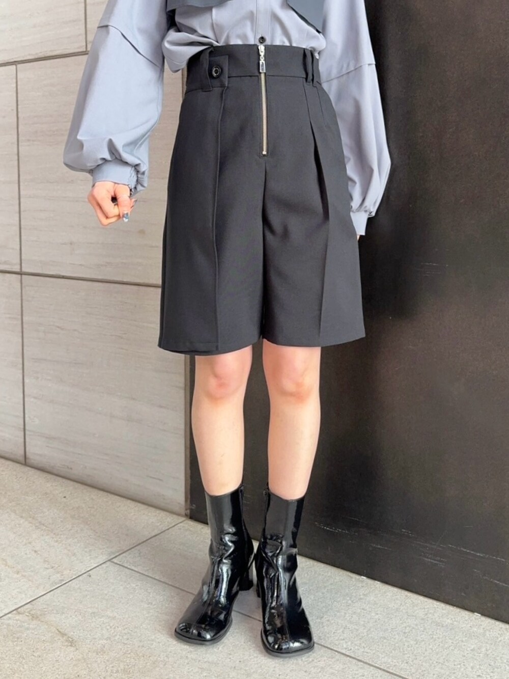 グレー系のシャツ/ブラウス、ブラック系のテーラードジャケット、ブラック系のその他パンツを着用したレディースの春コーディネートの7枚目の写真