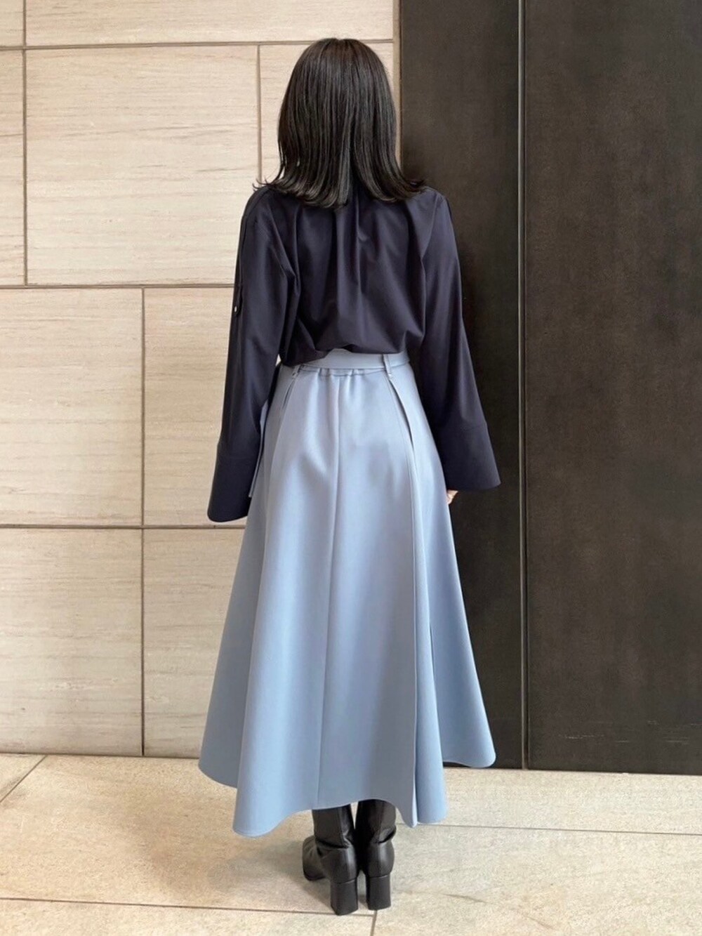 ブルー系のシャツ/ブラウス、ブルー系のスカートを着用したレディースの春コーディネートの3枚目の写真