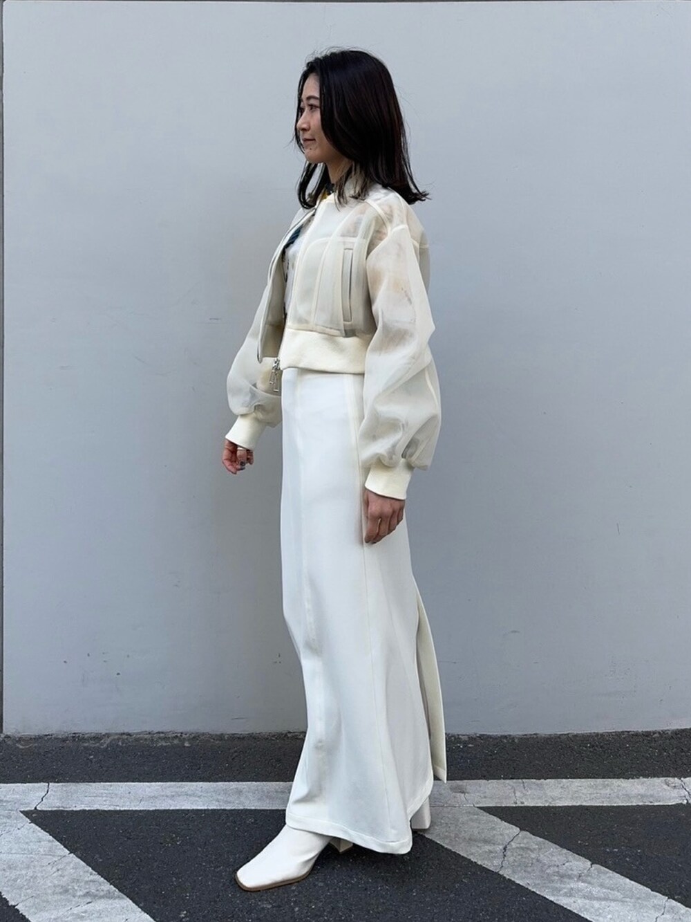 ベージュ系のブルゾンを着用したレディースの春コーディネートの2枚目の写真