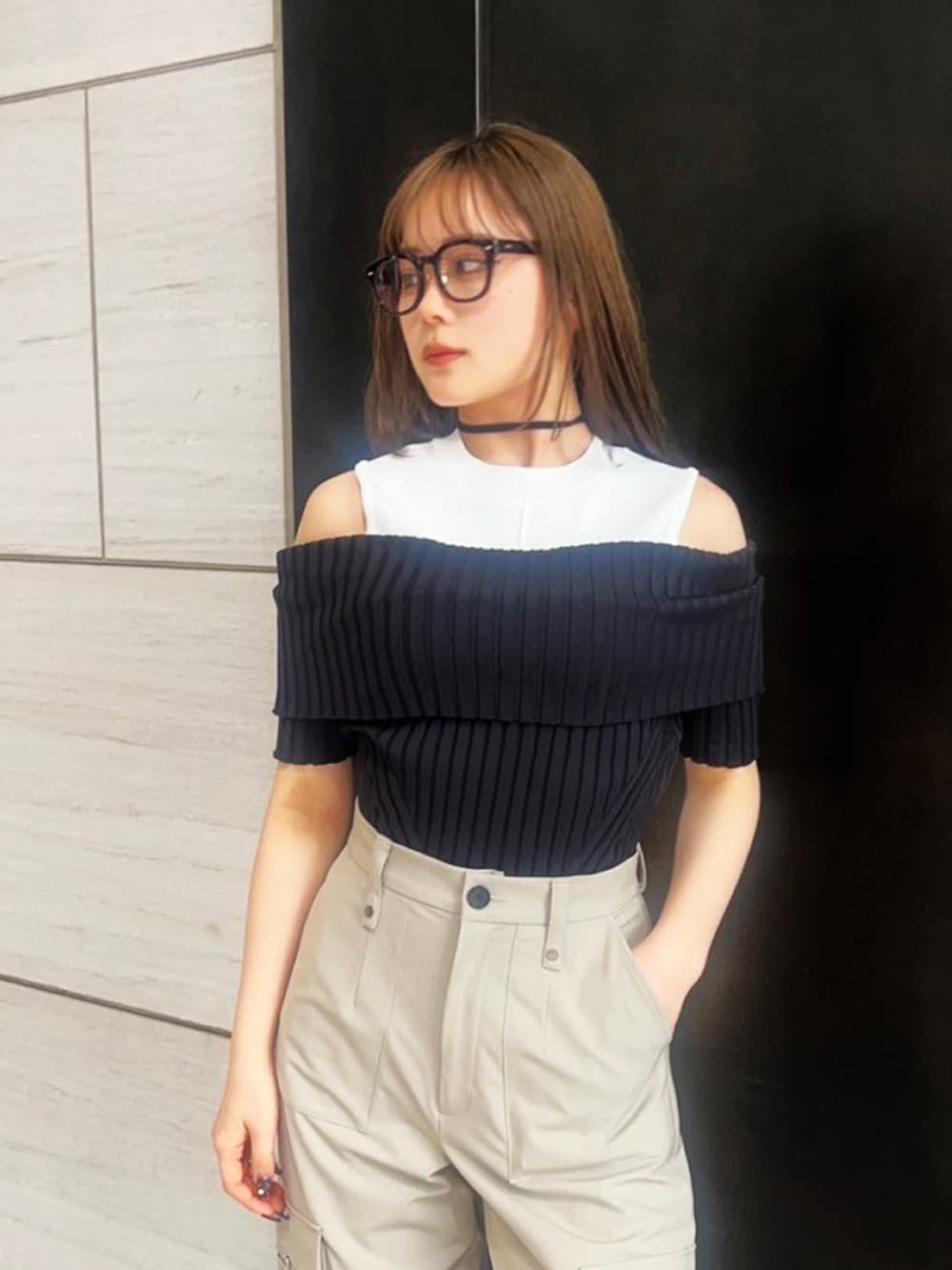 ベージュ系のカーゴパンツ、ブラック系のニット/セーターを着用したレディースの春コーディネートの5枚目の写真