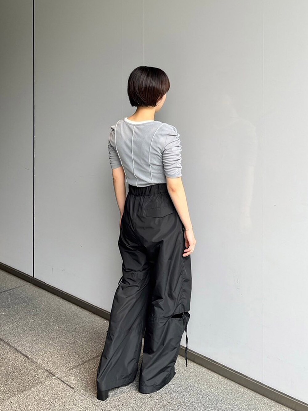 ブラック系のその他パンツ、グリーン系のTシャツ/カットソーを着用したレディースの夏コーディネートの2枚目の写真