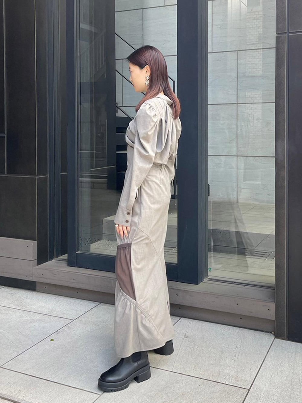 ベージュ系のシャツ/ブラウス、ベージュ系のスカートを着用したレディースの秋コーディネートの2枚目の写真