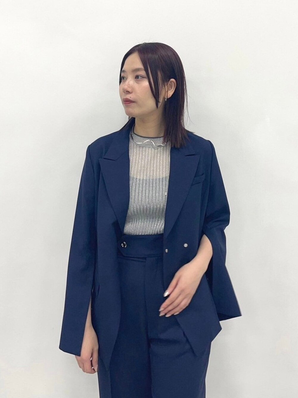 ブルー系のセットアップ、ブルー系のスラックスを着用したレディースの春コーディネートの7枚目の写真