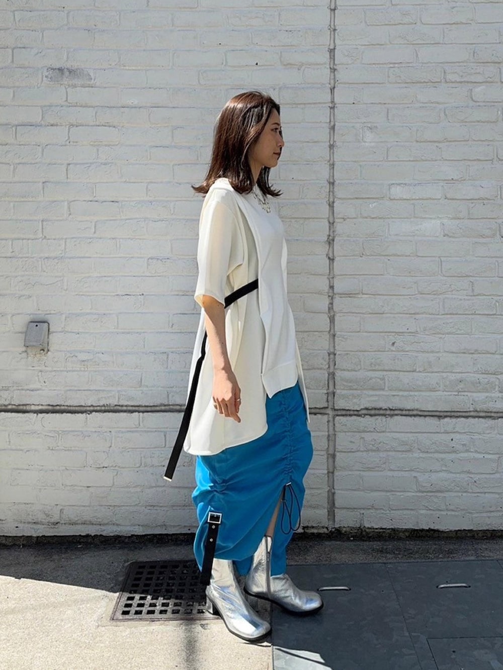 ホワイト系のTシャツ/カットソーを着用したレディースの春コーディネートの4枚目の写真