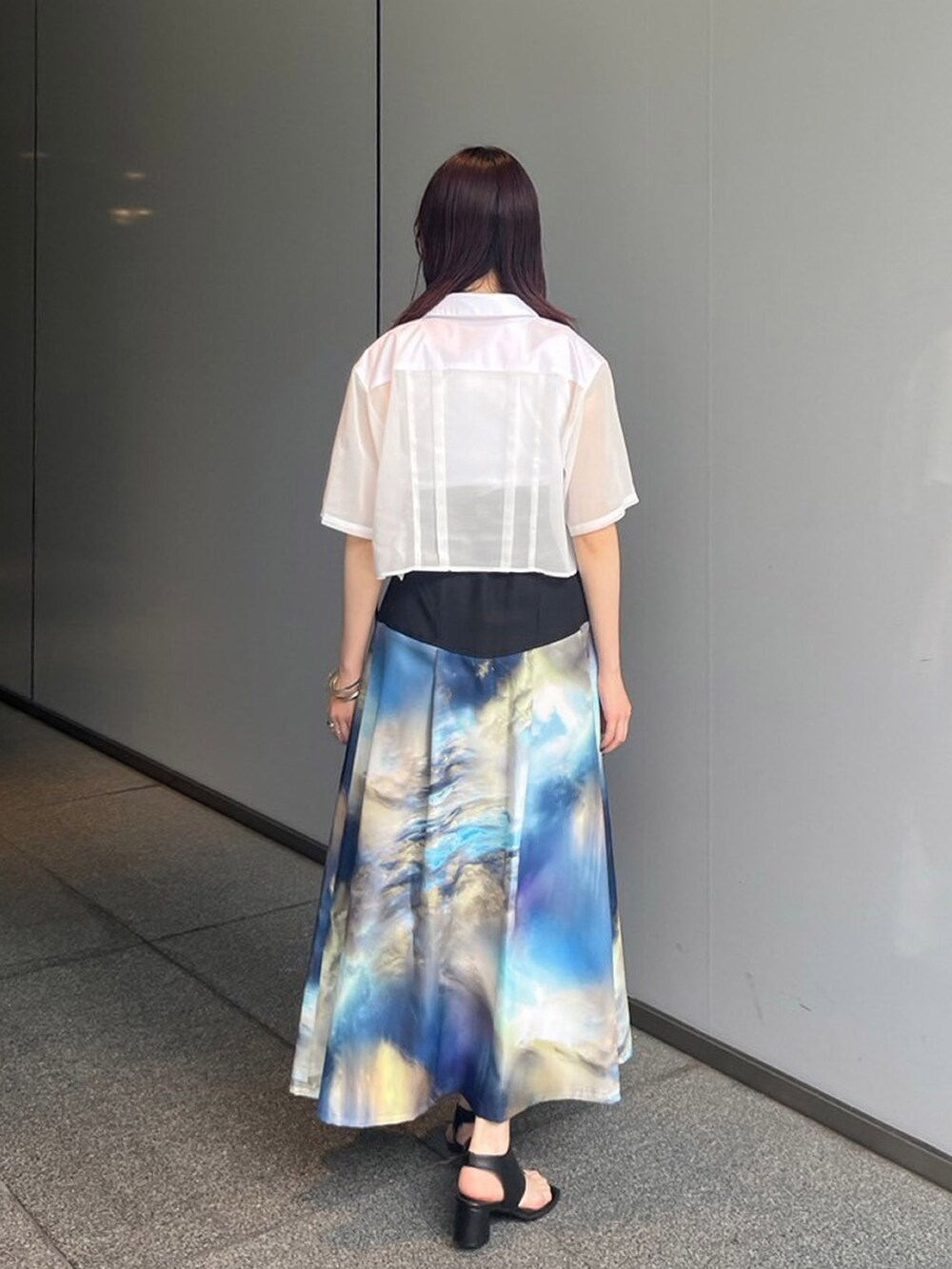 ホワイト系のシャツ/ブラウス、その他のスカートを着用したレディースの夏コーディネートの3枚目の写真