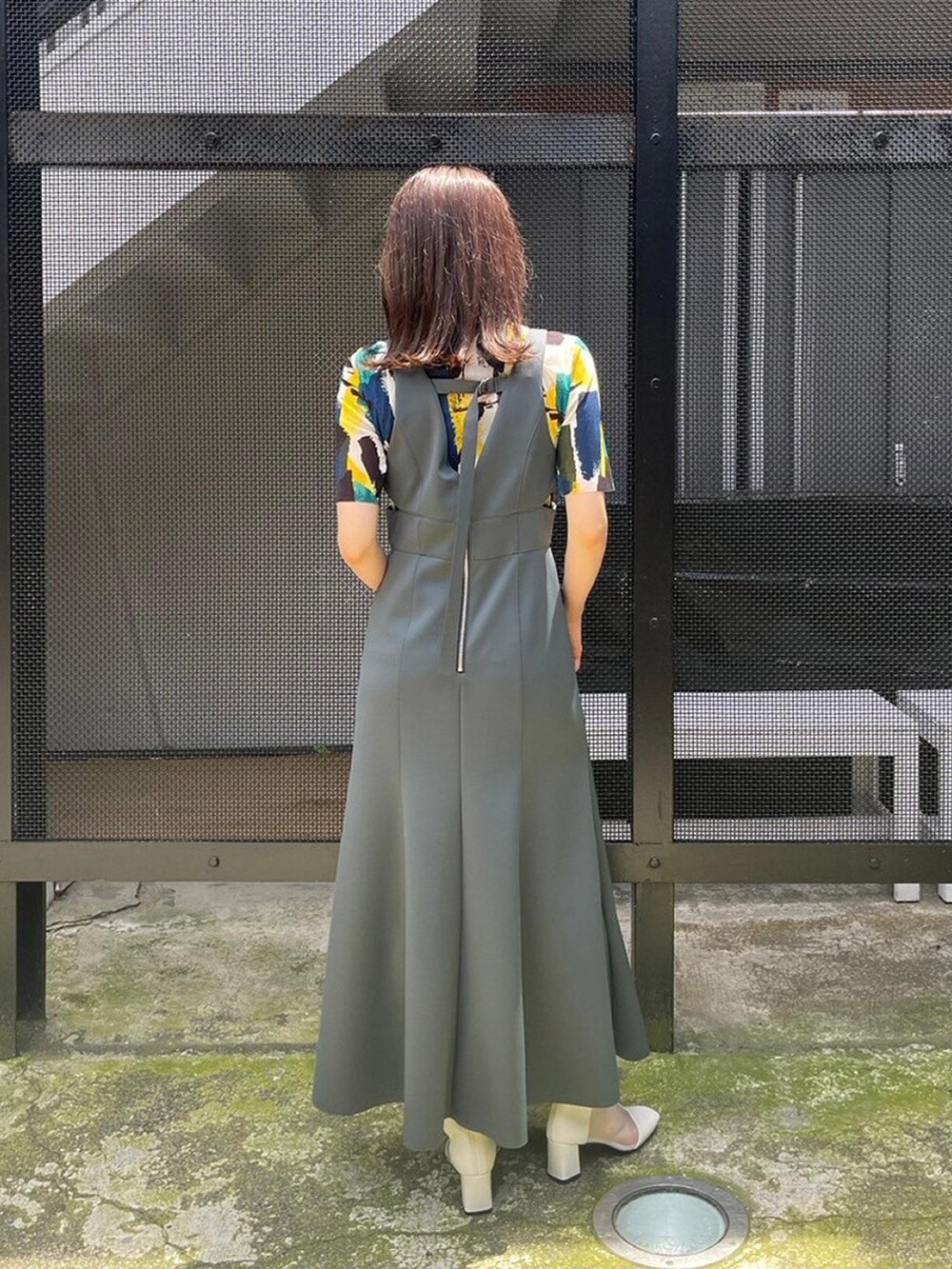 ブルー系のTシャツ/カットソー、グレー系のジャンパースカートを着用したレディースの春コーディネートの3枚目の写真