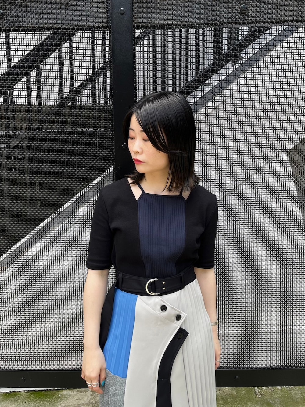 ブラック系のTシャツ/カットソー、ブルー系のスカートを着用したレディースの春コーディネートの5枚目の写真