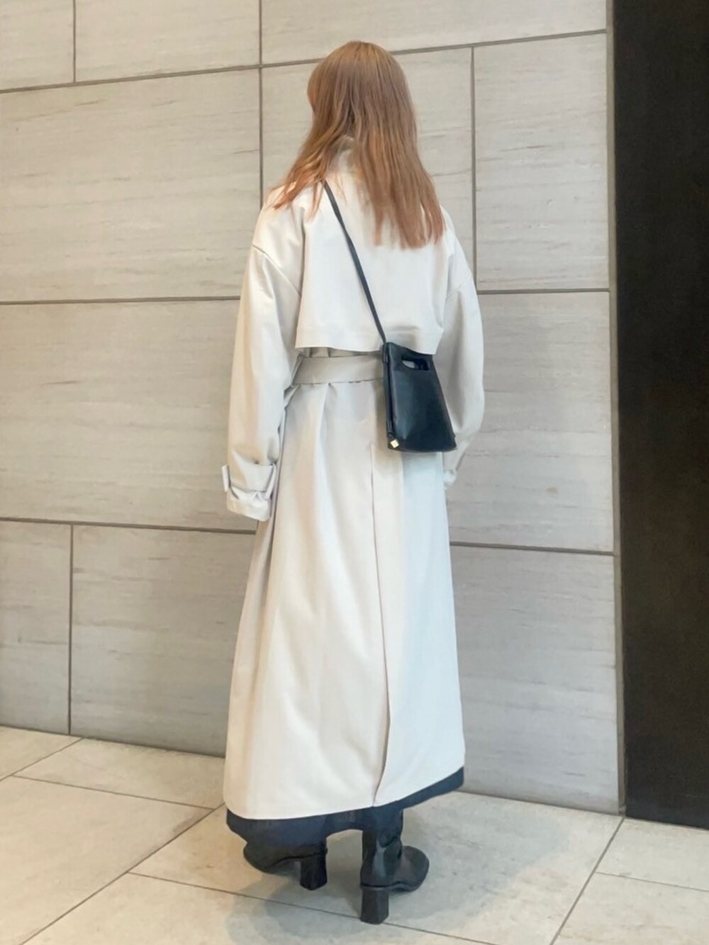 「UNITED TOKYOのスタンドカラーロングコート（トレンチコート、ベージュ系）」を使った、UNITED TOKYO STAFFさん（レディース・164cm）の春コーディネートの3枚目の写真