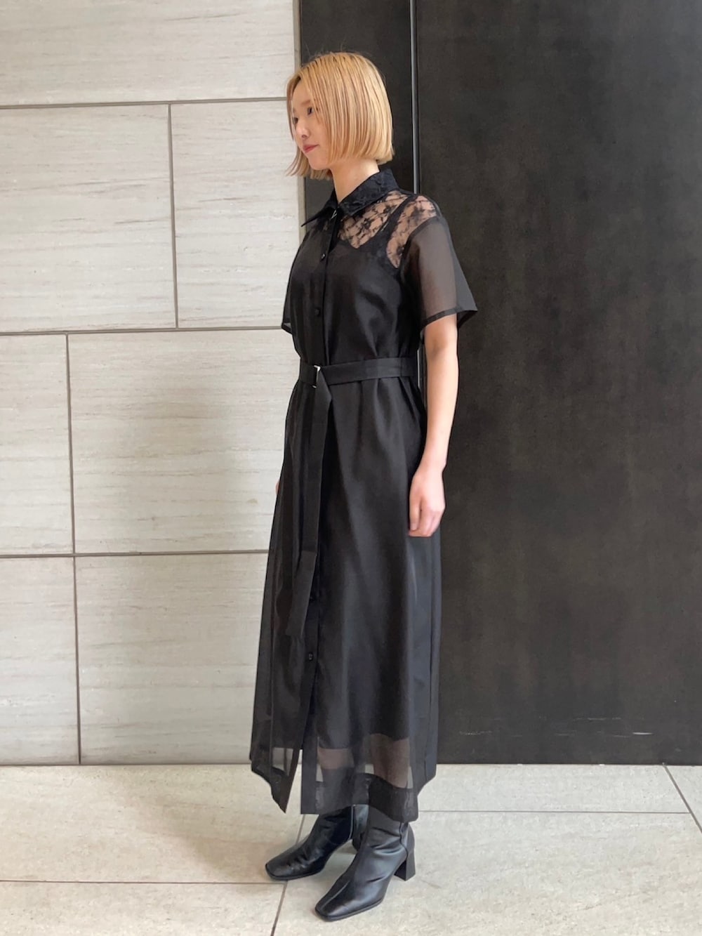 ブラック系のシャツワンピースを着用したレディースの春コーディネートの2枚目の写真