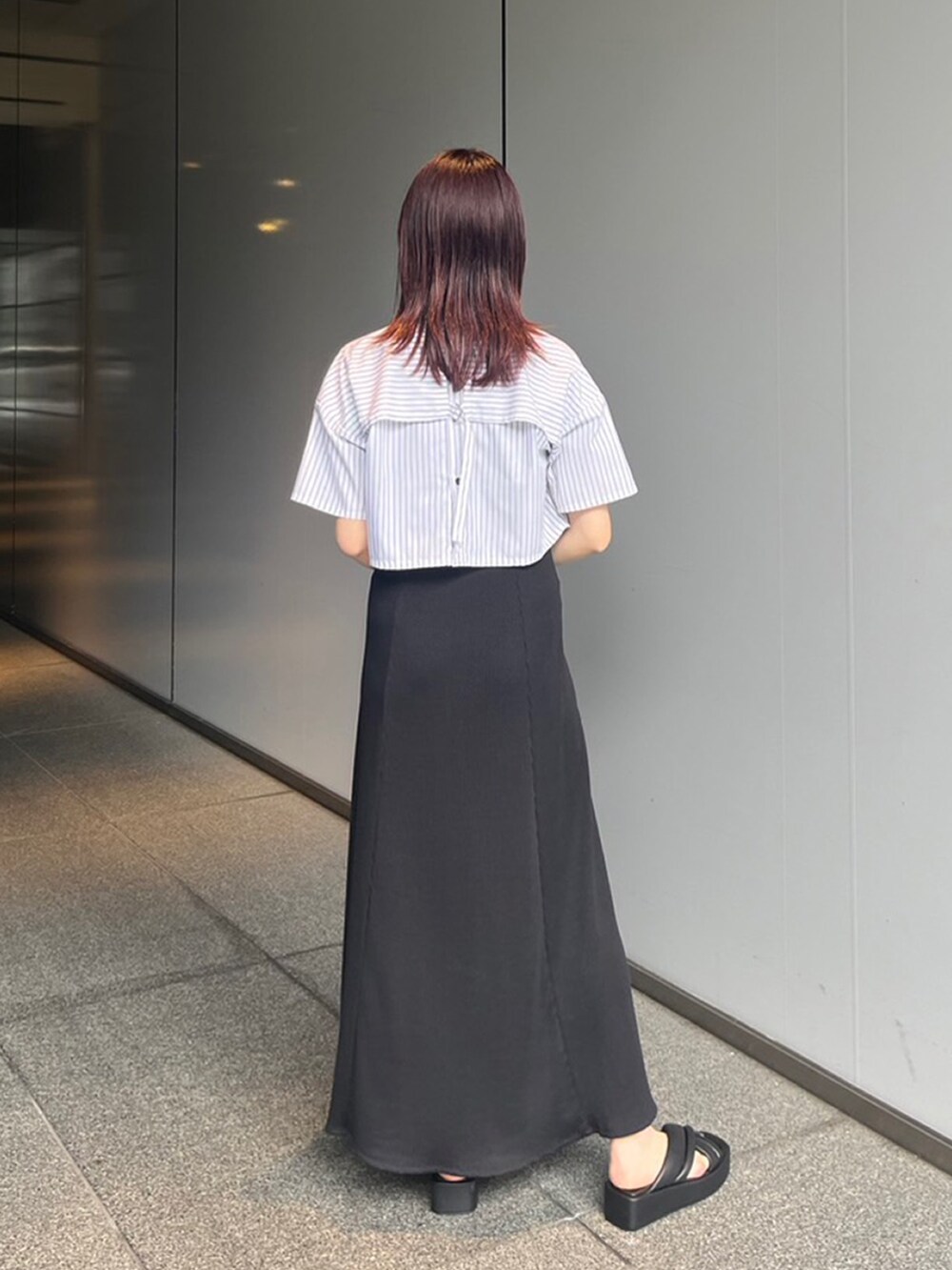 ブラック系のワンピース、その他のシャツ/ブラウスを着用したレディースの夏コーディネートの3枚目の写真