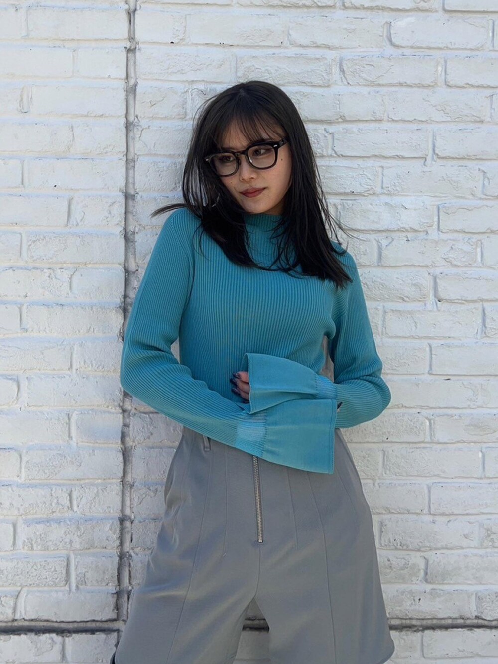 ブルー系のニット/セーター、グレー系のその他パンツを着用したレディースの春コーディネートの5枚目の写真