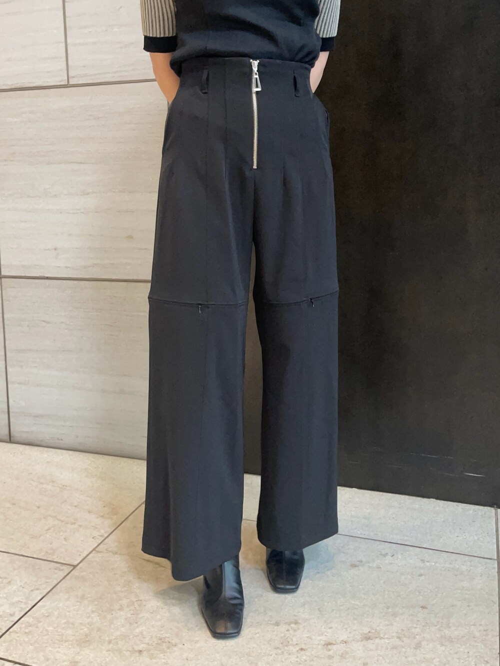 ブラック系のその他パンツ、ブラック系のニット/セーターを着用したレディースの春コーディネートの4枚目の写真