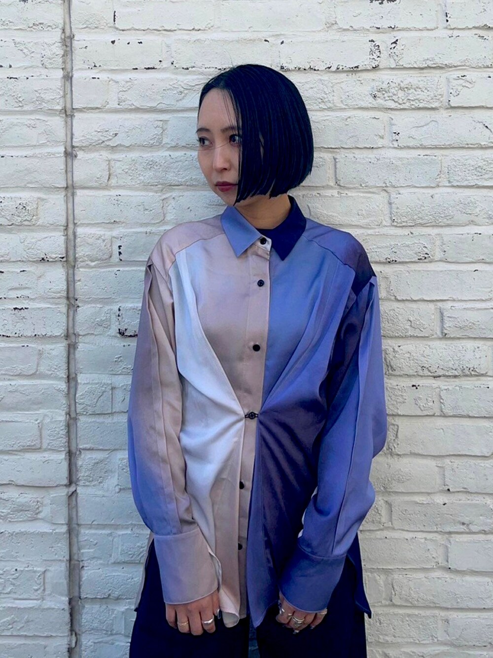 パープル系のシャツ/ブラウスを着用したレディースの春コーディネートの6枚目の写真