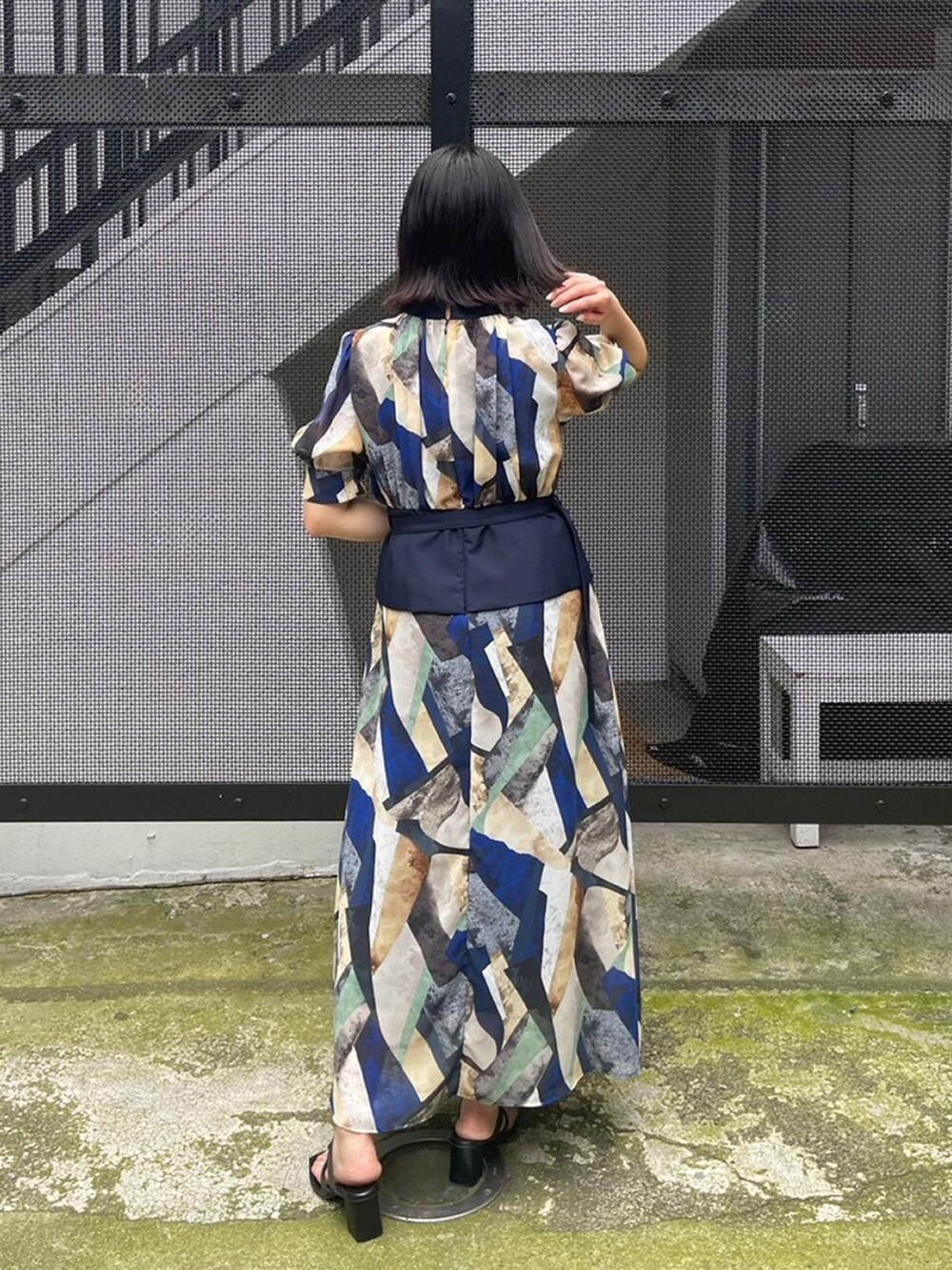 ブルー系のワンピースを着用したレディースの春コーディネートの3枚目の写真