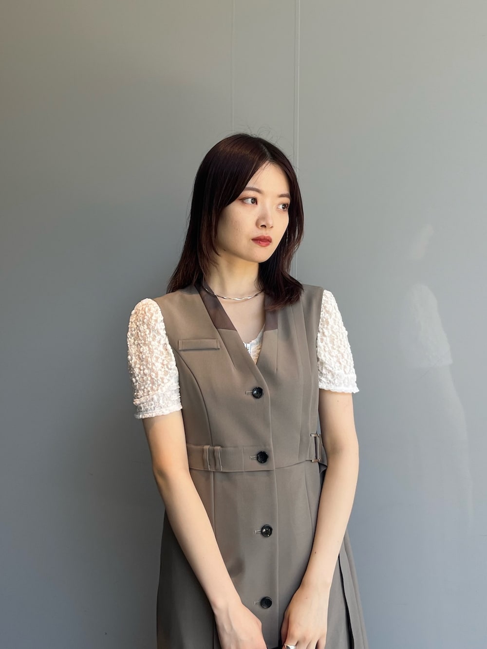 ホワイト系のTシャツ/カットソー、ベージュ系のワンピースを着用したレディースの夏コーディネートの4枚目の写真