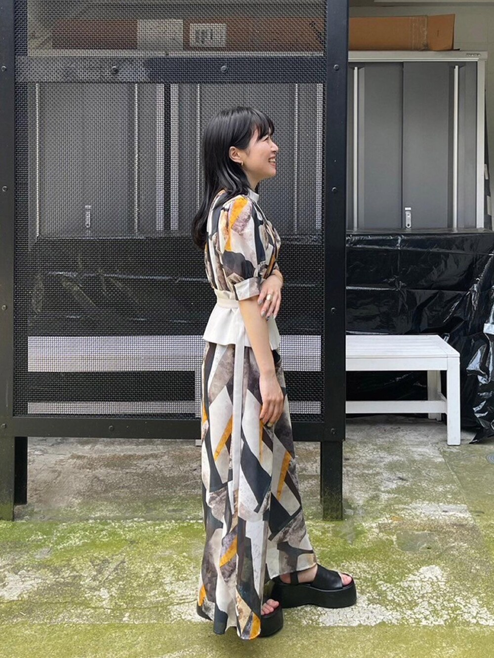 イエロー系のワンピースを着用したレディースの春コーディネートの2枚目の写真