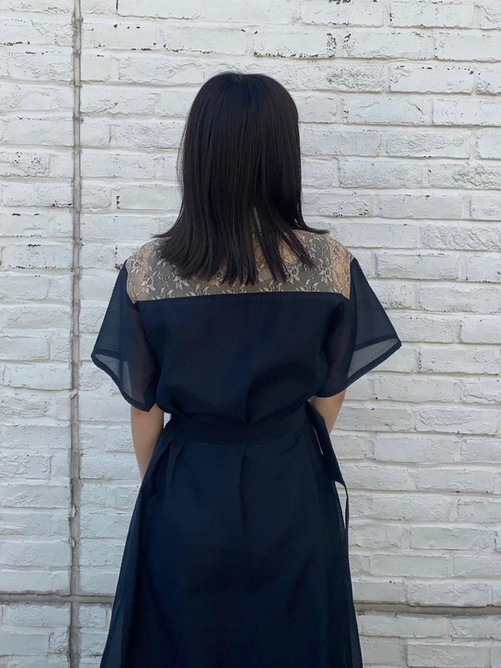 ブルー系のシャツワンピースを着用したレディースの春コーディネートの6枚目の写真