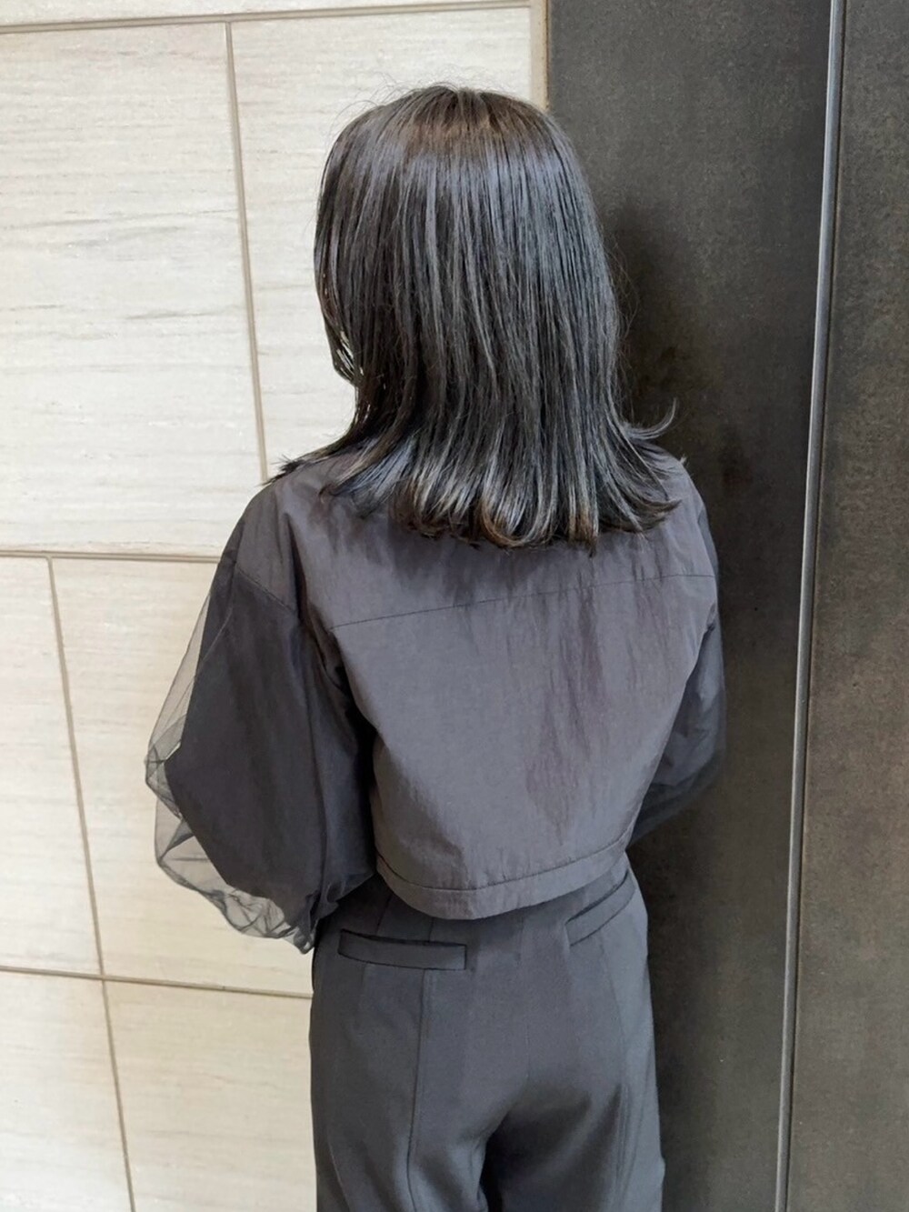 ブラック系のブルゾンを着用したレディースの春コーディネートの6枚目の写真