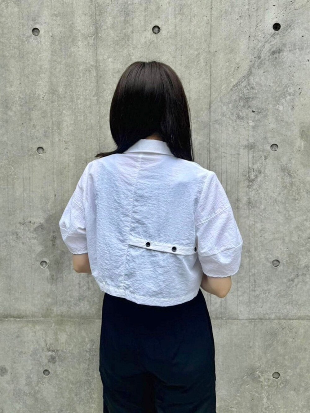 ホワイト系のシャツ/ブラウス、ブルー系のタンクトップ、ブラック系のカーゴパンツを着用したレディースの春コーディネートの6枚目の写真