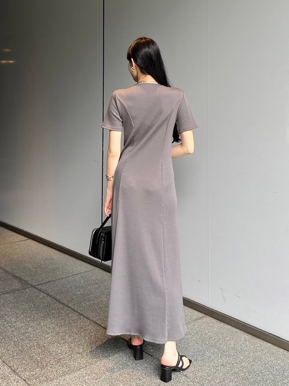 グレー系のワンピースを着用したレディースの夏コーディネートの3枚目の写真