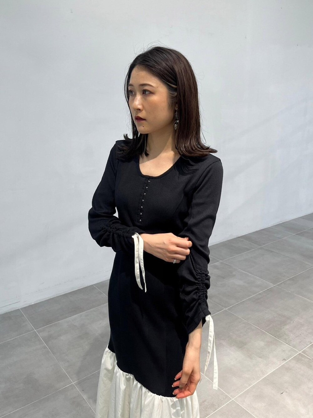 ブラック系のワンピースを着用したレディースの秋コーディネートの4枚目の写真