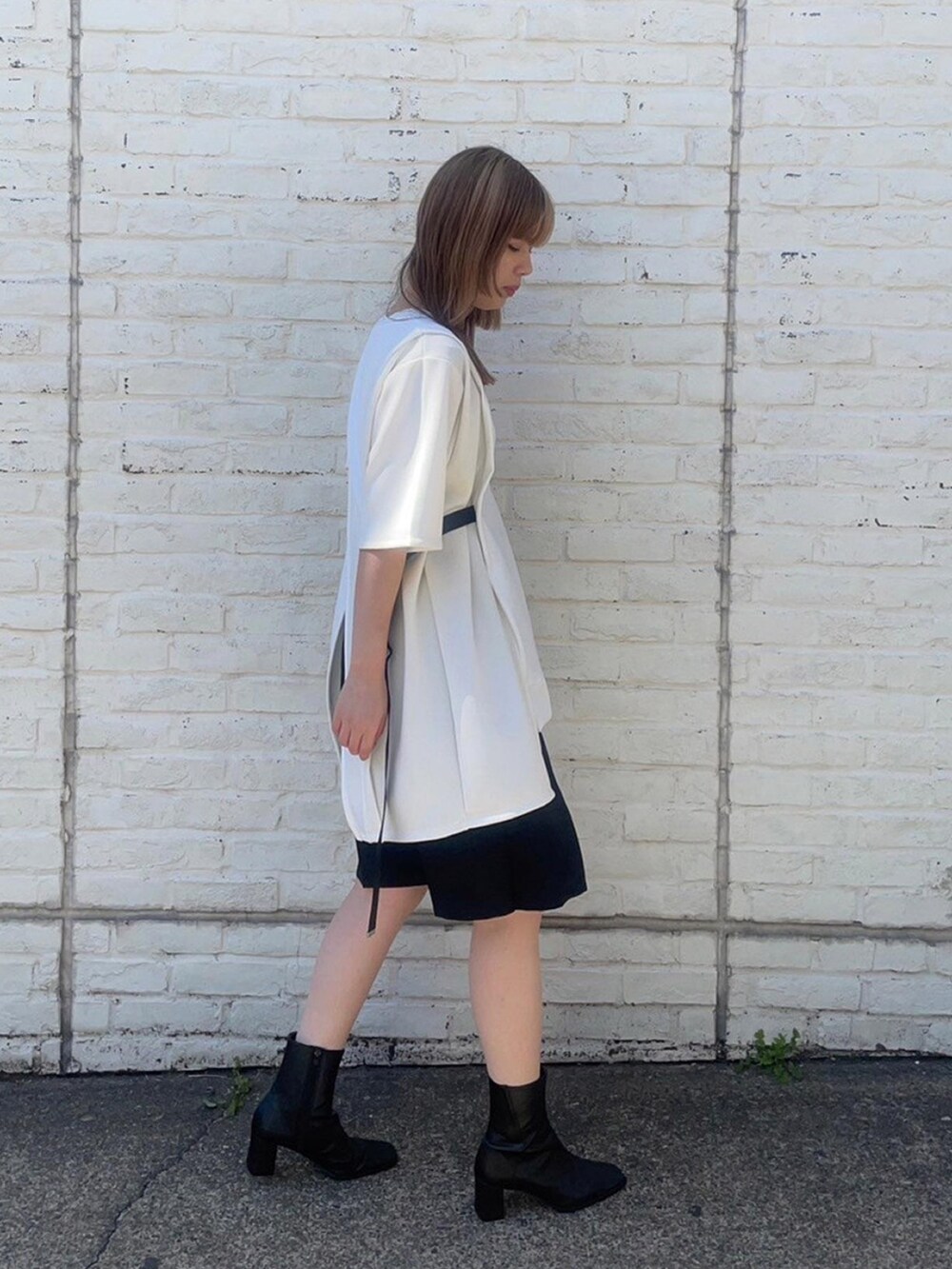 ホワイト系のTシャツ/カットソーを着用したレディースの春コーディネートの4枚目の写真