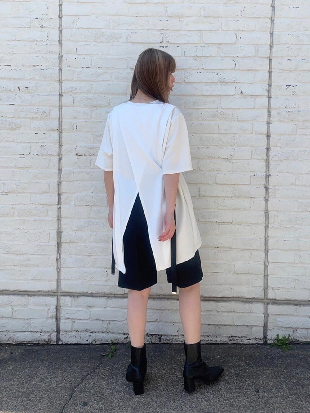 ホワイト系のTシャツ/カットソーを着用したレディースの春コーディネートの3枚目の写真