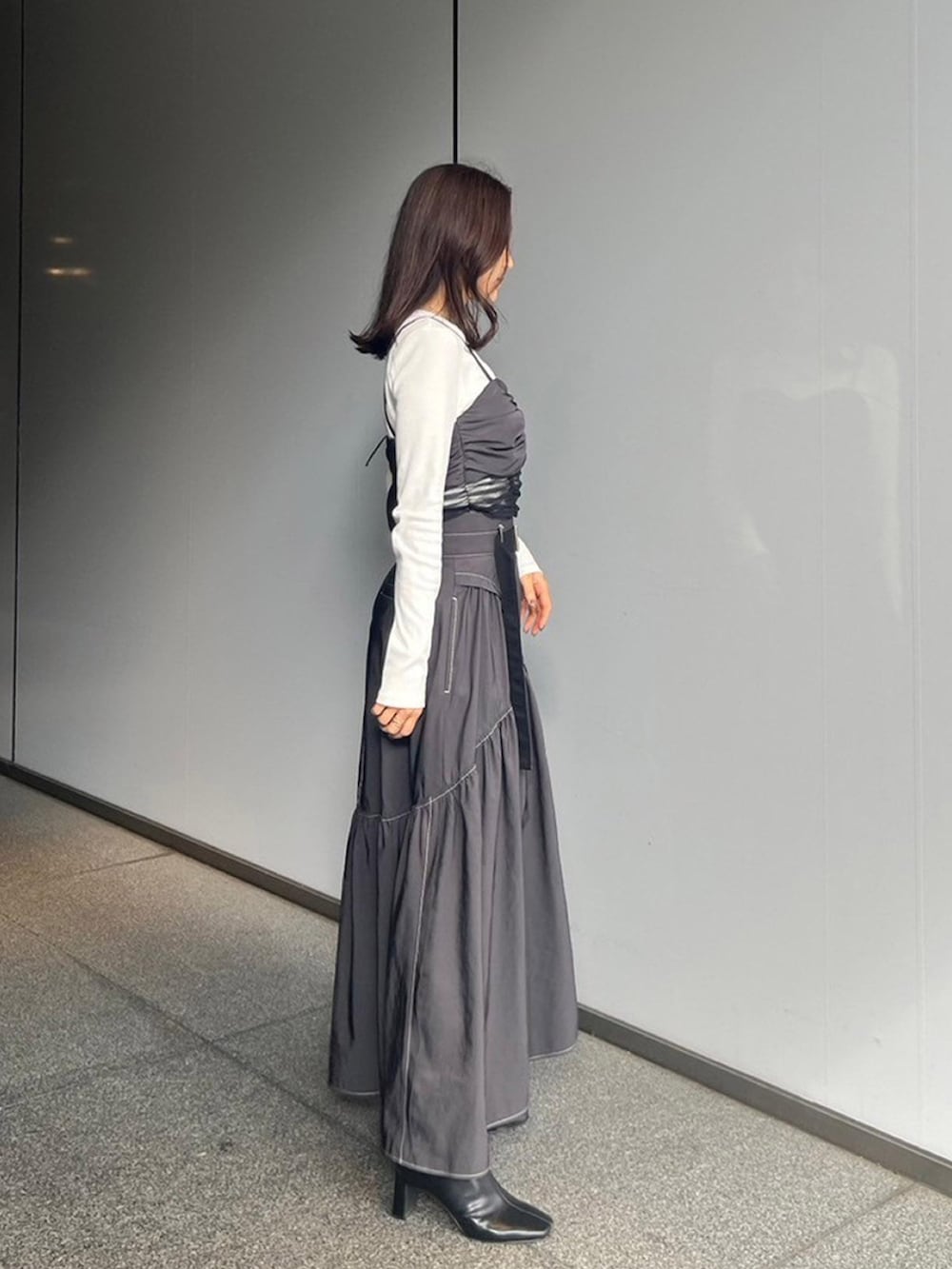 ホワイト系のTシャツ/カットソー、グレー系のスカートを着用したレディースの秋コーディネートの2枚目の写真