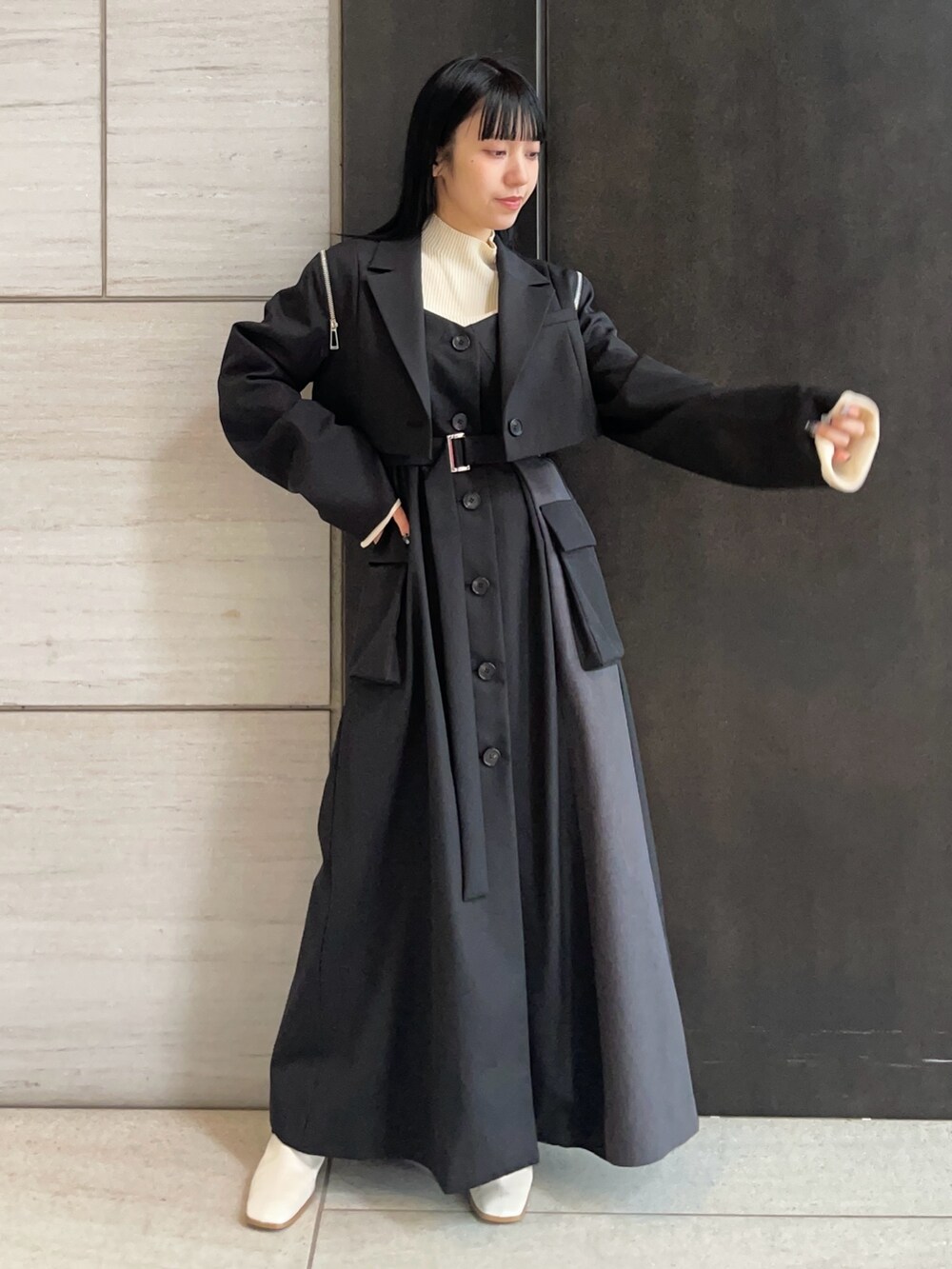 「UNITED TOKYOのリモーブコンビトレンチコート（トレンチコート、ブラック系）」を使った、UNITED TOKYO STAFFさん（レディース・150cm）の春コーディネートの2枚目の写真