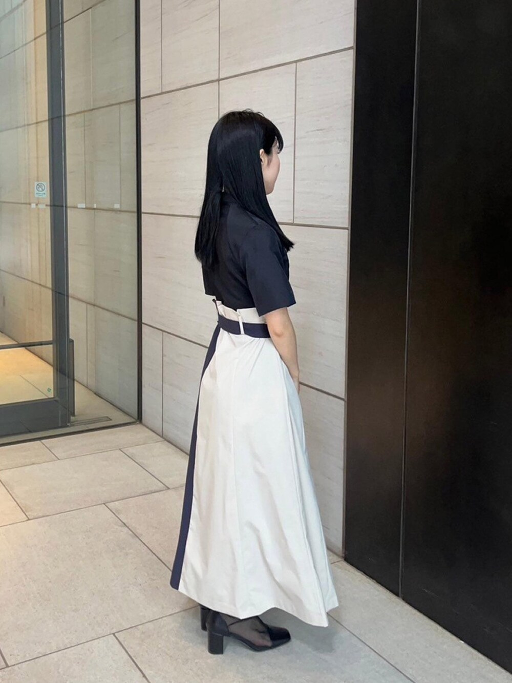 ブラック系のワンピースを着用したレディースの春コーディネートの4枚目の写真