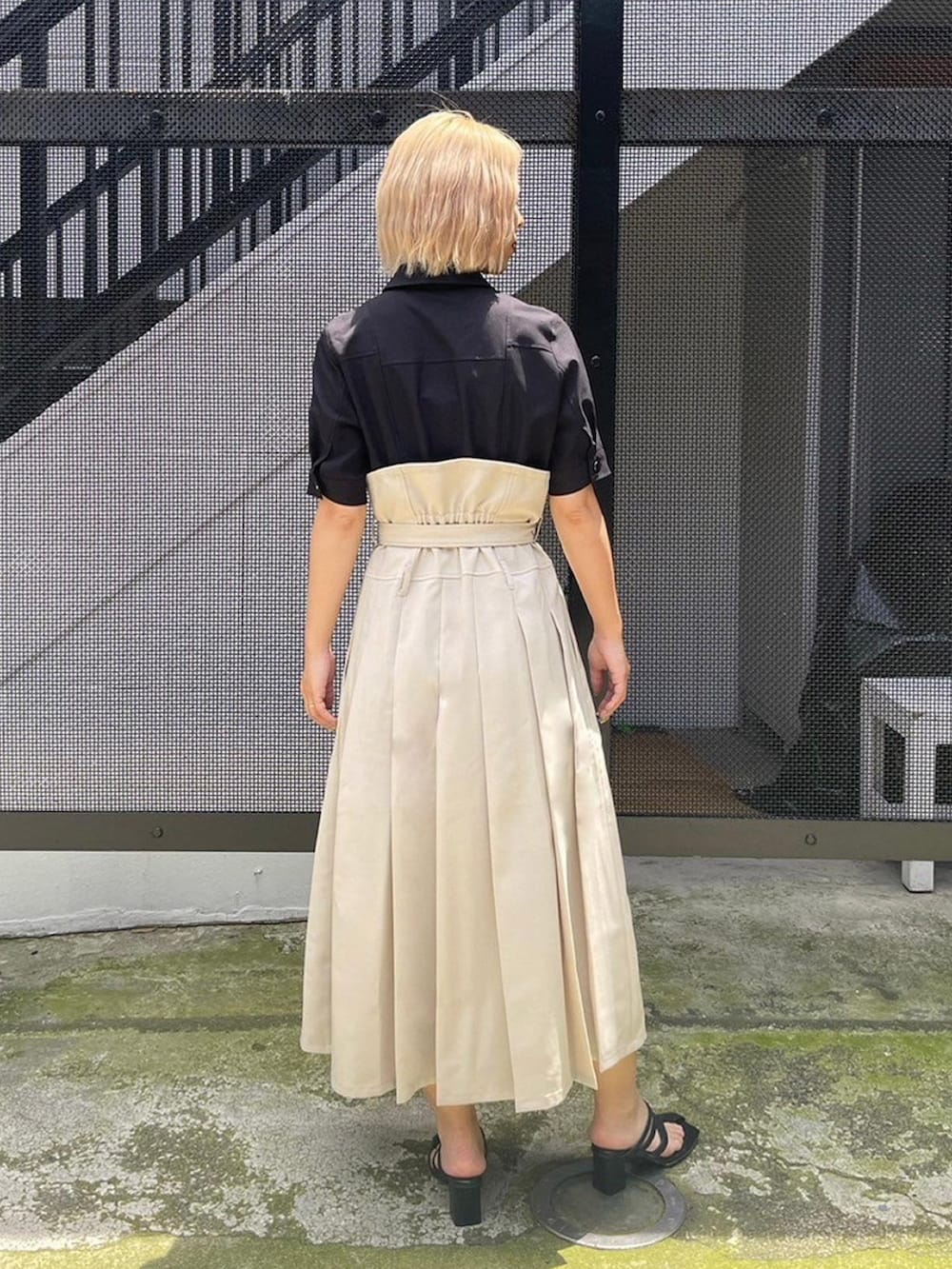 ブラック系のワンピースを着用したレディースの夏コーディネートの3枚目の写真