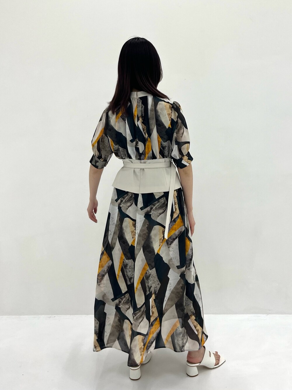 イエロー系のワンピースを着用したレディースの春コーディネートの4枚目の写真