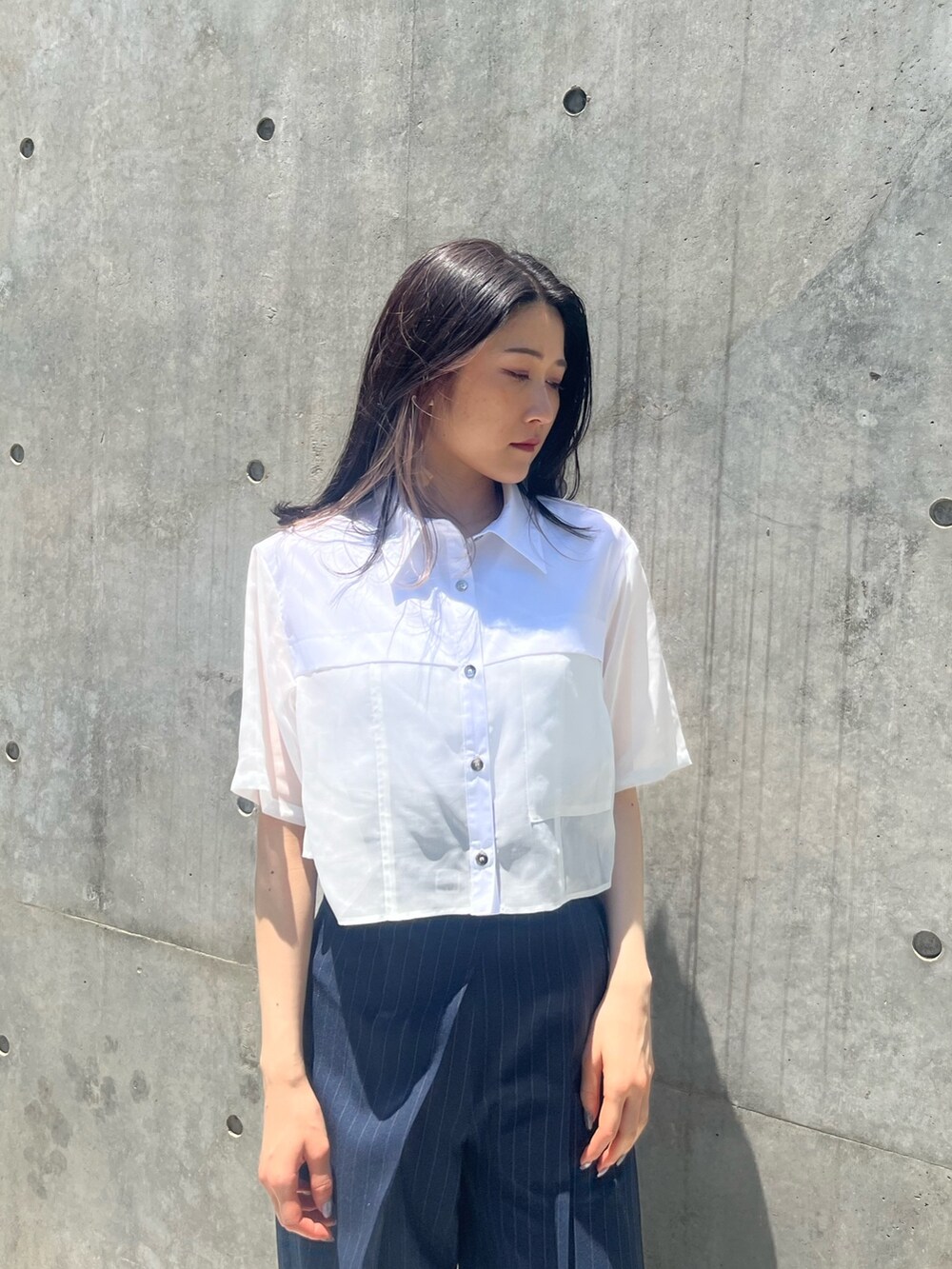 ホワイト系のシャツ/ブラウス、その他のスラックスを着用したレディースの夏コーディネートの3枚目の写真