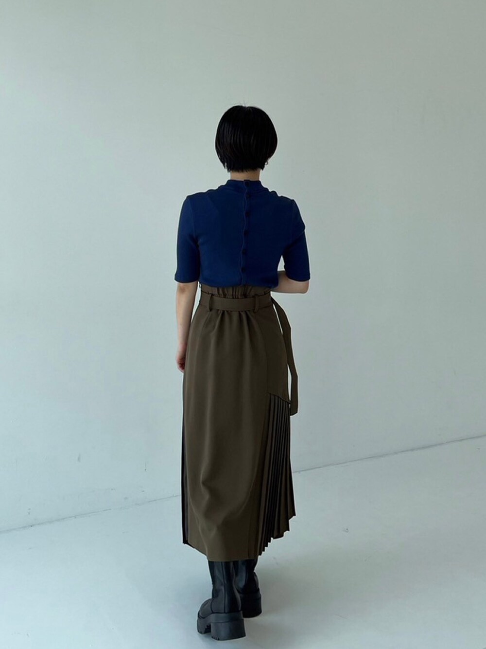 ブルー系のTシャツ/カットソー、ブラウン系のスカートを着用したレディースの秋コーディネートの3枚目の写真