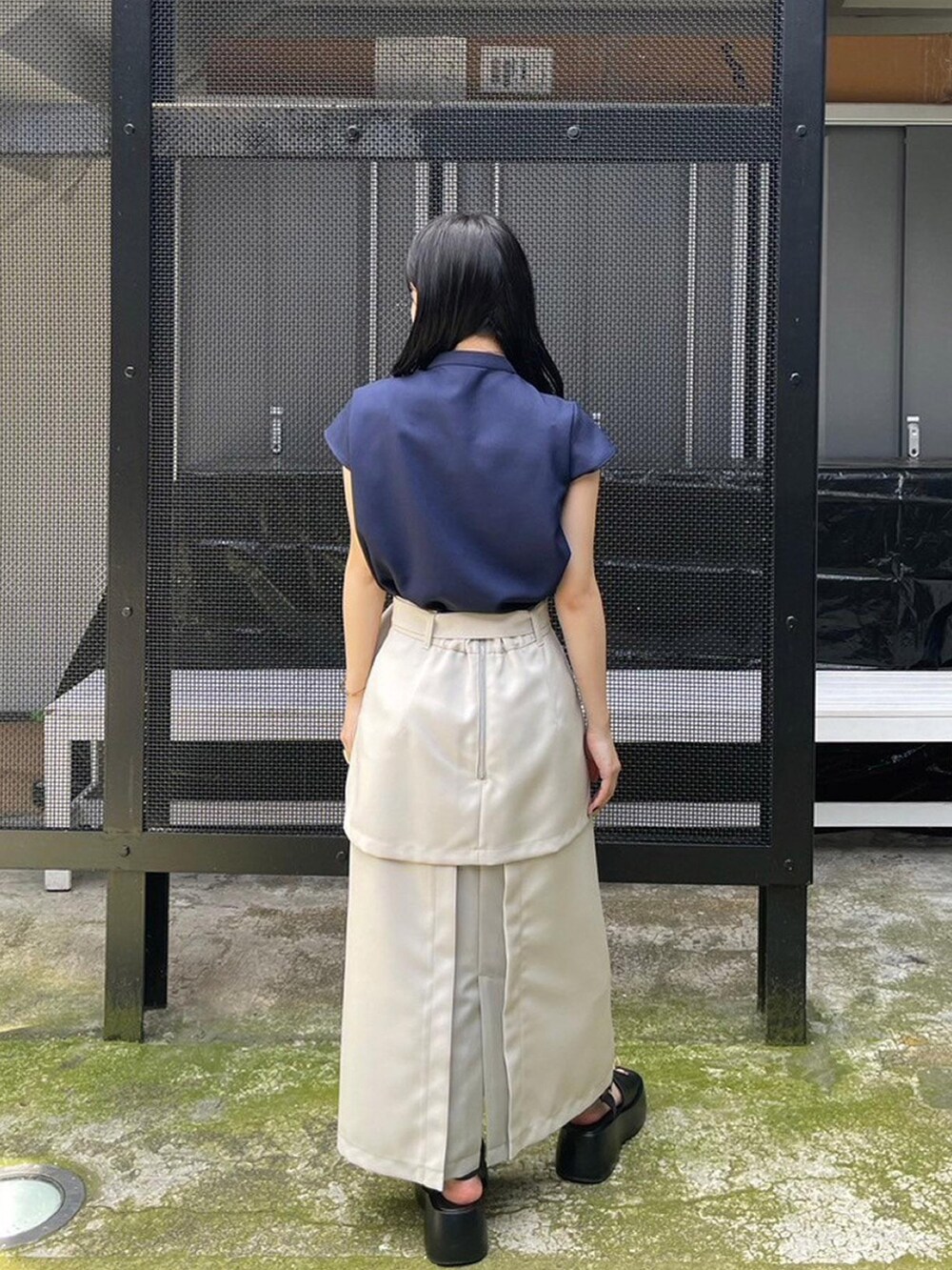 ブルー系のシャツ/ブラウス、ベージュ系のスカートを着用したレディースの春コーディネートの3枚目の写真