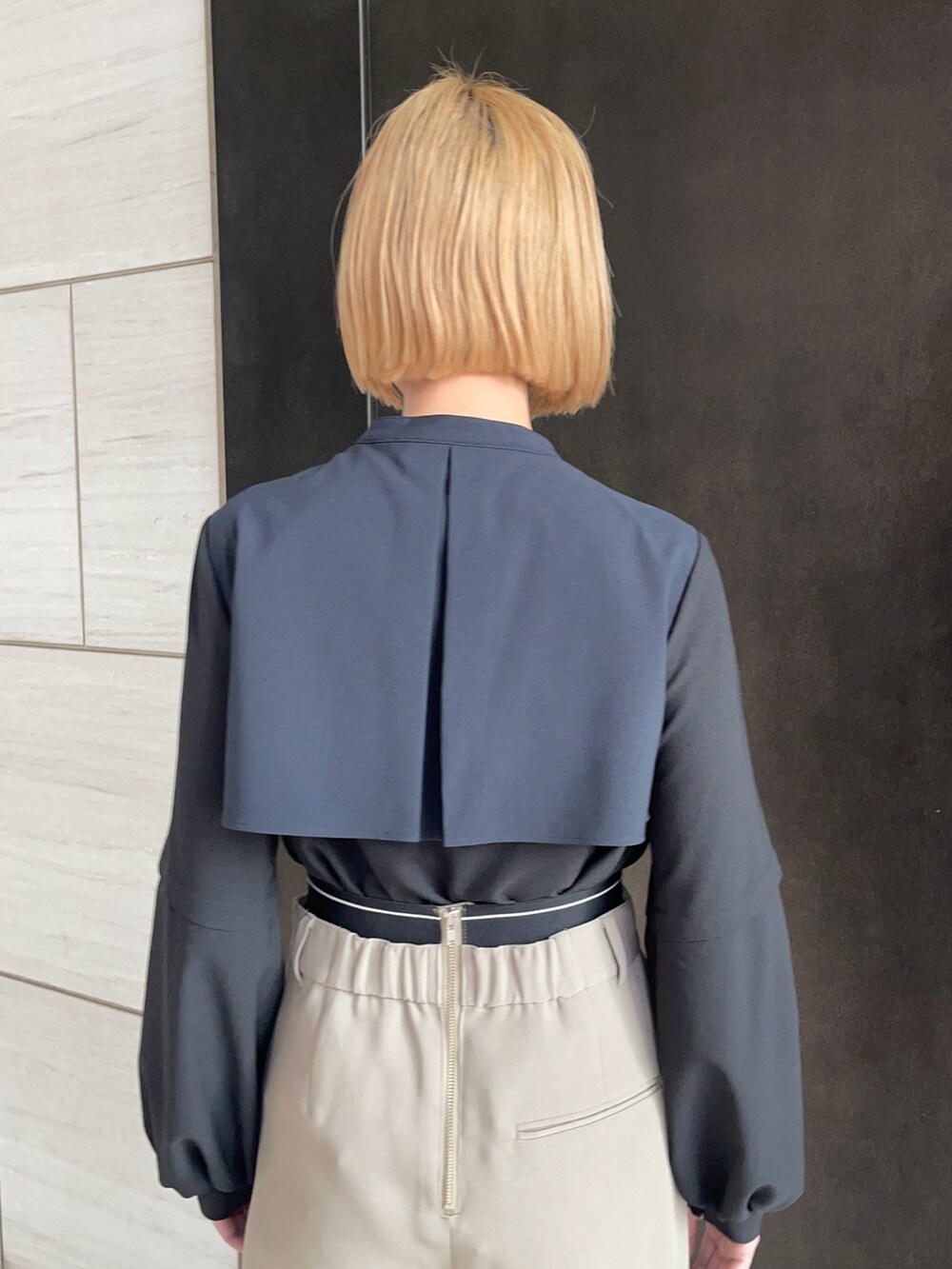 ブラック系のシャツ/ブラウス、ベージュ系のその他パンツを着用したレディースの春コーディネートの6枚目の写真