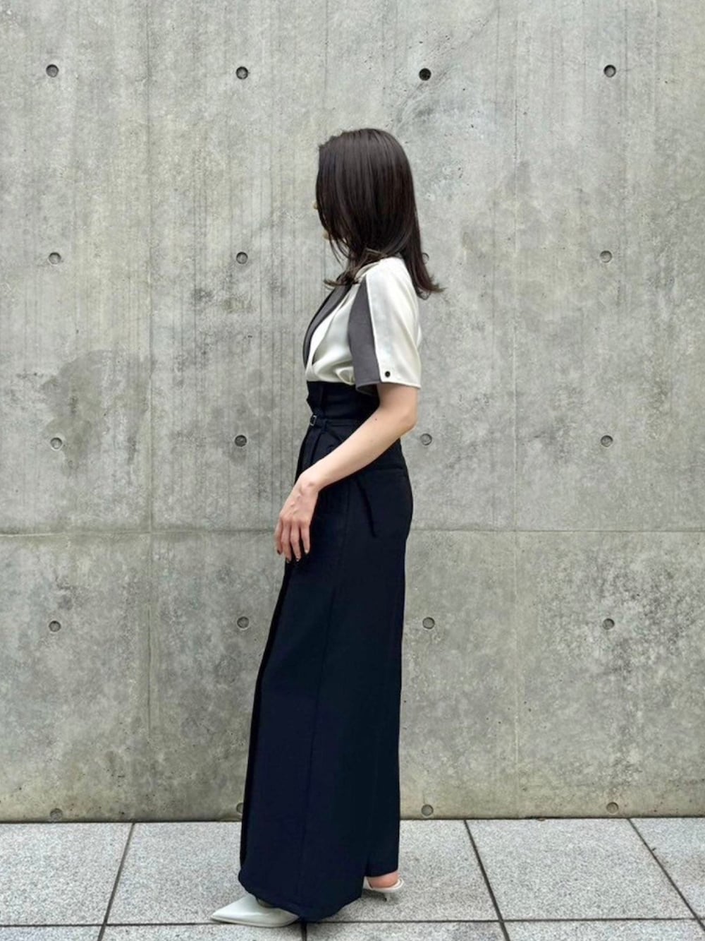 グレー系のシャツ/ブラウスを着用したレディースの春コーディネートの2枚目の写真