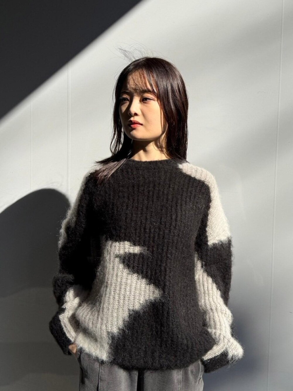 「UNITED TOKYOのランダムモチーフモヘアニット（ニット/セーター、グレー系）」を使った、UNITED TOKYO STAFFさん（レディース・163cm）の秋コーディネートの4枚目の写真