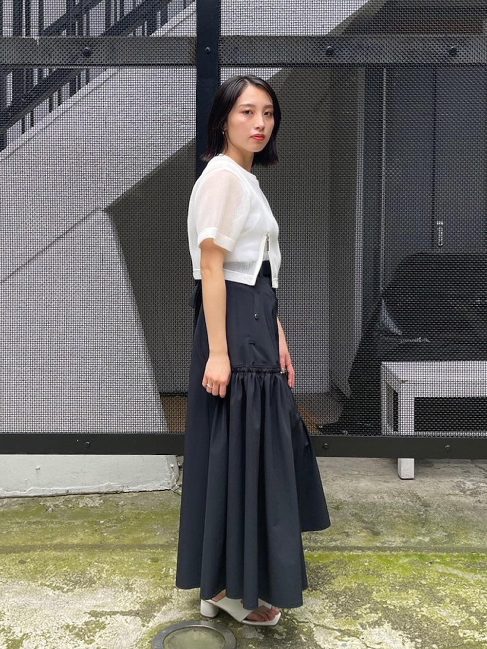 ホワイト系のタンクトップ、ホワイト系のシャツ/ブラウス、ブラック系のスカートを着用したレディースの春コーディネートの4枚目の写真