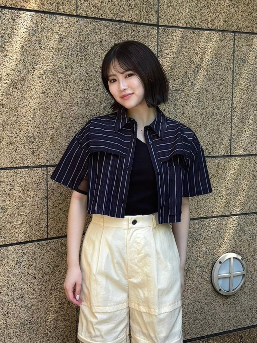 ブルー系のシャツ/ブラウス、ホワイト系のカーゴパンツを着用したレディースの春コーディネートの5枚目の写真