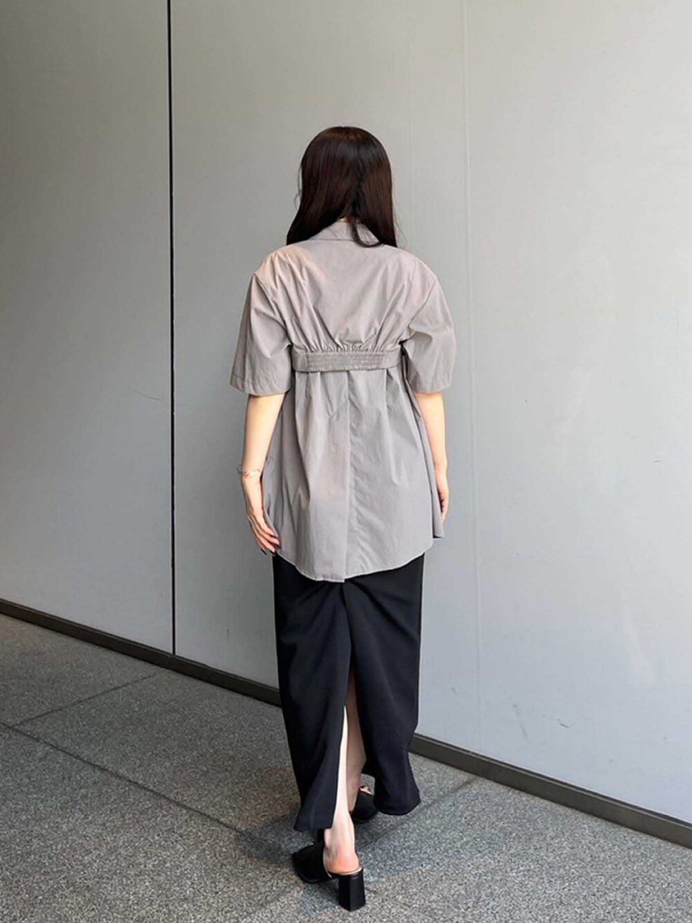 グレー系のシャツ/ブラウス、ブラック系のスカートを着用したレディースの夏コーディネートの3枚目の写真