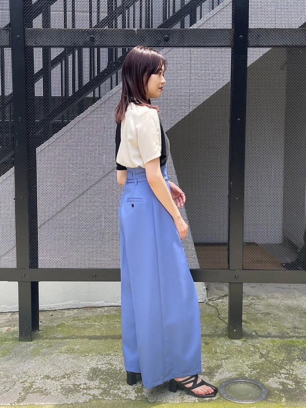 ベージュ系のシャツ/ブラウス、ブルー系のスラックスを着用したレディースの春コーディネートの2枚目の写真