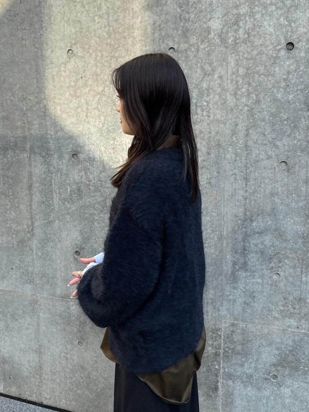 ブラック系のカーディガン/ボレロ、ブラウン系のシャツ/ブラウス、ブラック系のその他パンツを着用したレディースの秋コーディネートの5枚目の写真